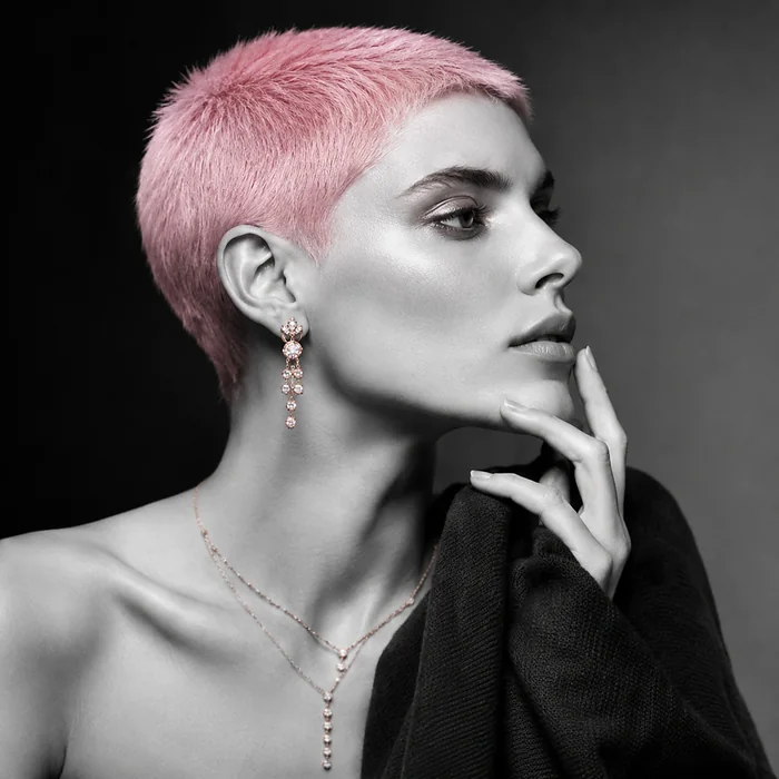 Portrait éditorial noir et blanc, cheveux roses, boucles et collier