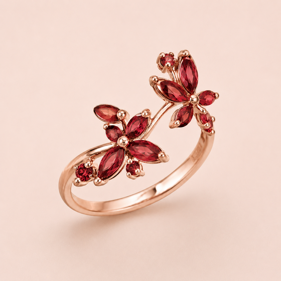 Bague solitaire en or rose sertie d'une pierre florale rouge