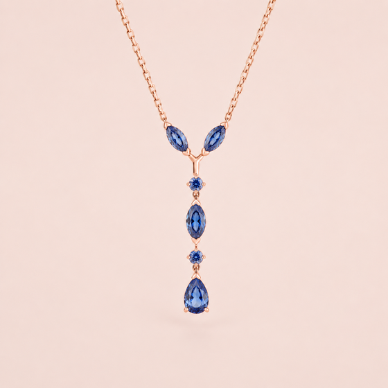 Collier fin orné de pendentifs bleus